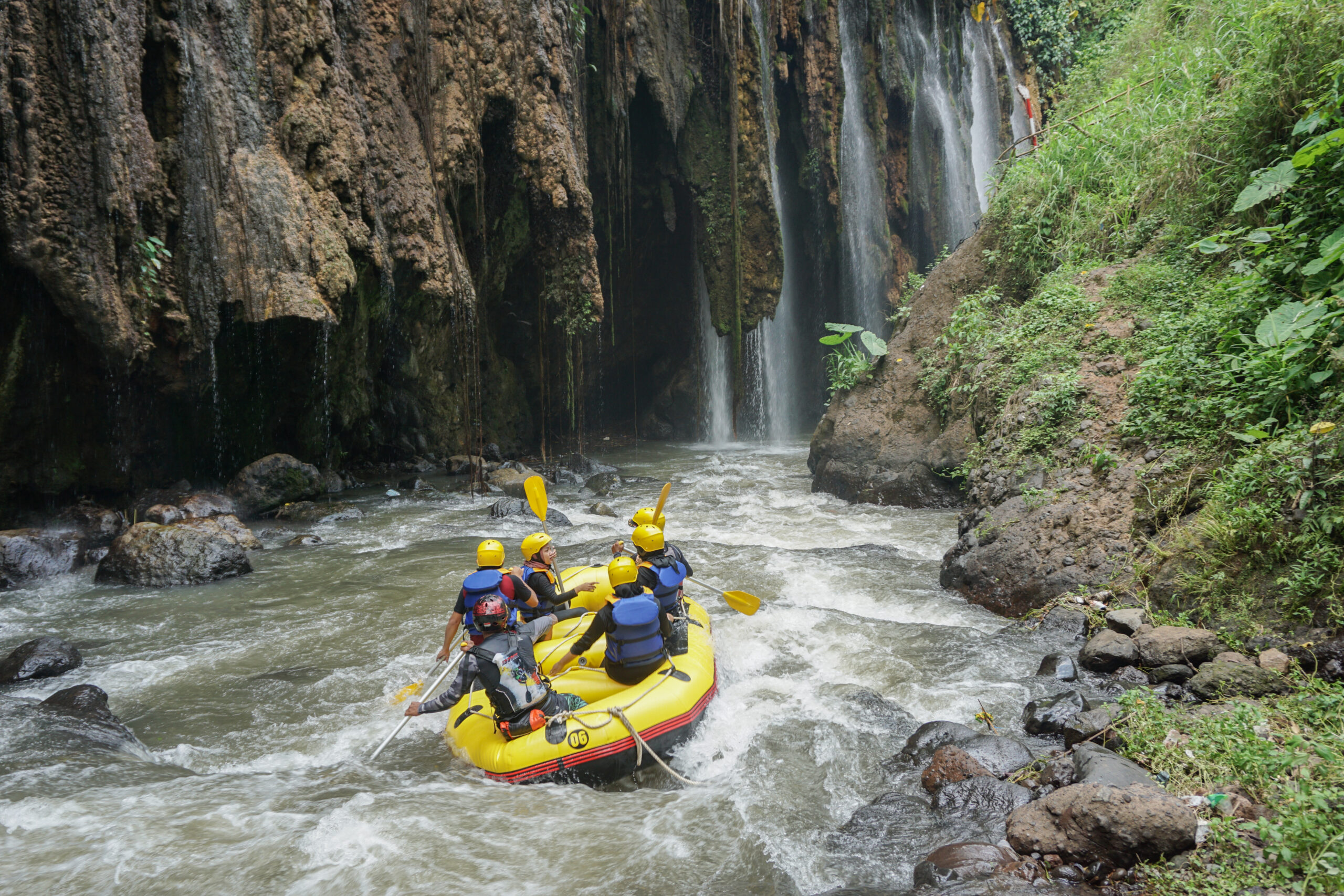 Menikmati Indahnya Air Terjun Tirai Bidadari di Tengah Serunya Rafting!